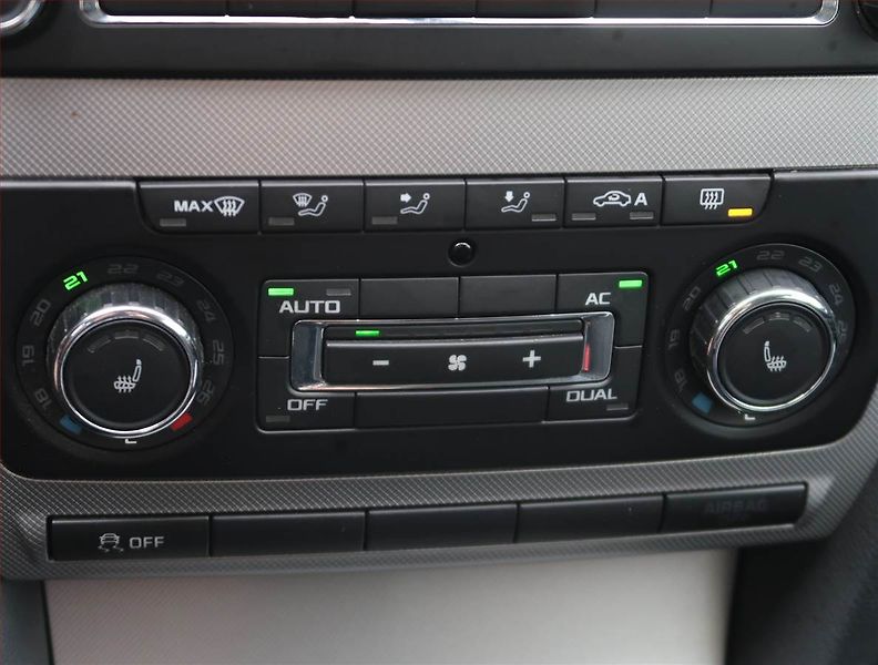 Škoda Octavia (2011) Elegance 1.6 TDI, Tempomat - fotka 16 z 18