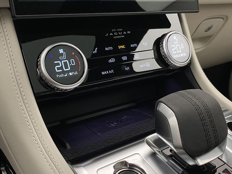 Jaguar F-Pace P250 SE R-DYNAMIC AWD AUT  - fotka 28 z 43