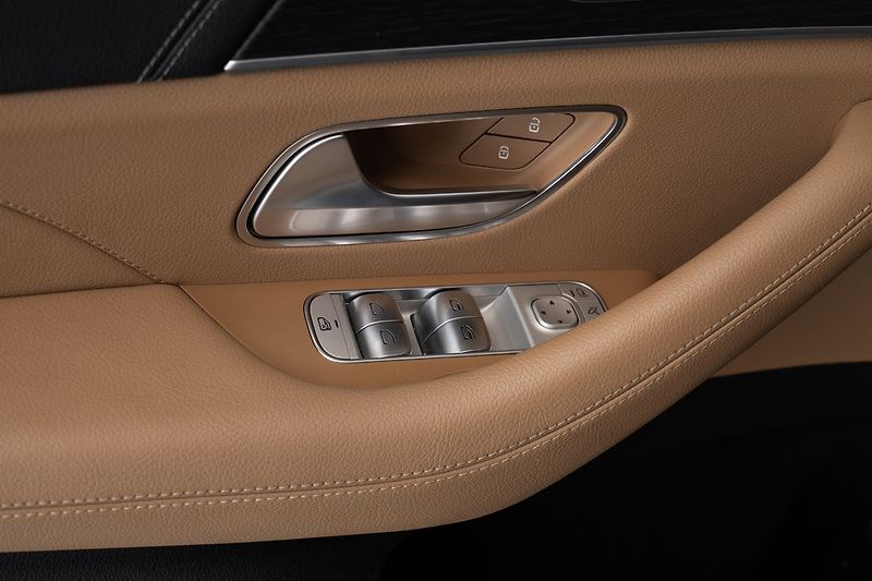 Mercedes-Benz GLS d 4MATIC E-active body control - fotka 19 z 24