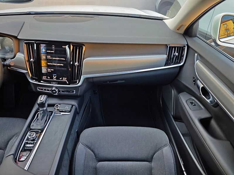 Volvo V90 (2019) 2.0 D4 Momentum 140kW 8AT - fotka 19 z 43