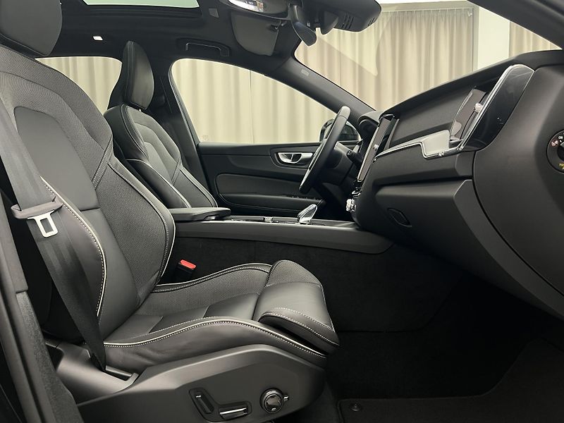 Volvo XC60 B5 AWD BLACK EDITION PLUS AUT - fotka 21 z 51