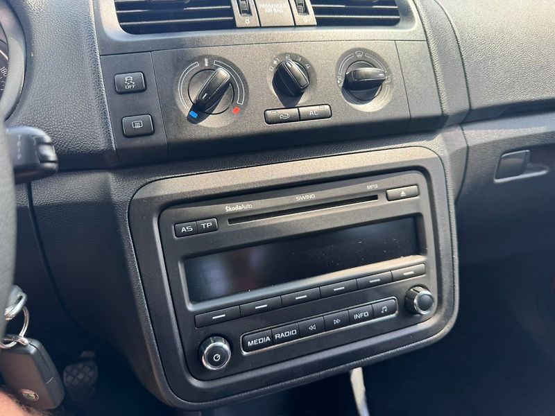 Škoda Fabia (2011) 1,2 TSI 63 KW KM STK - fotka 29 z 49