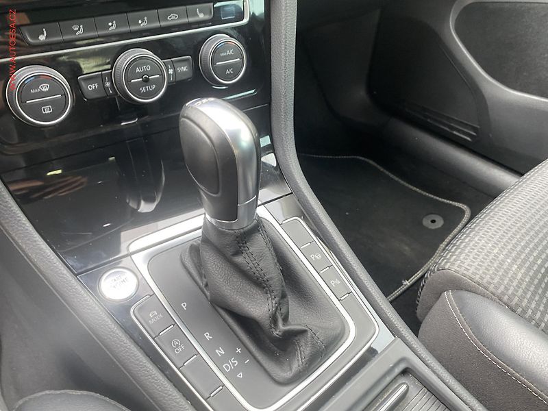 Volkswagen Golf (2013) 2.0 TDi, Highline, DSG, bixen - fotka 16 z 19