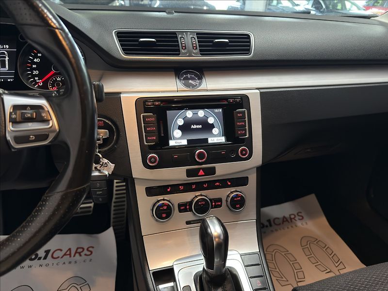 Volkswagen Passat 2,0   TDI DSG R-LINE 130kW NAV - fotka 15 z 39