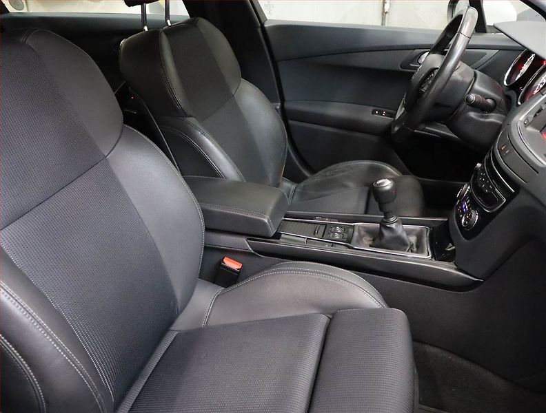 Peugeot 508 (2014) Allure 2.0 HDi, Navi, Tempomat - fotka 9 z 19