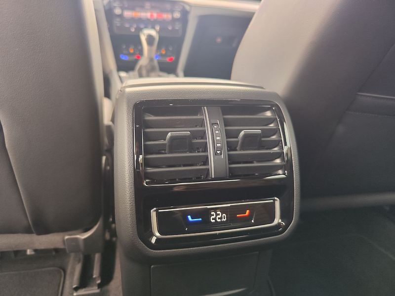 Volkswagen Passat 2.0 TDI/110kW Elegance - fotka 14 z 34