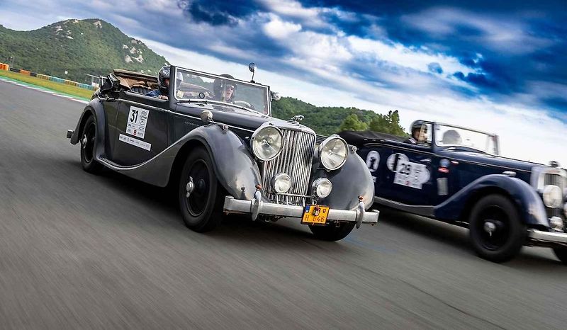 Všichni účastníci s vozy v cíli druhého ročníku Oldtimer Expressu, který mířil z Prahy do řeckých Atén.