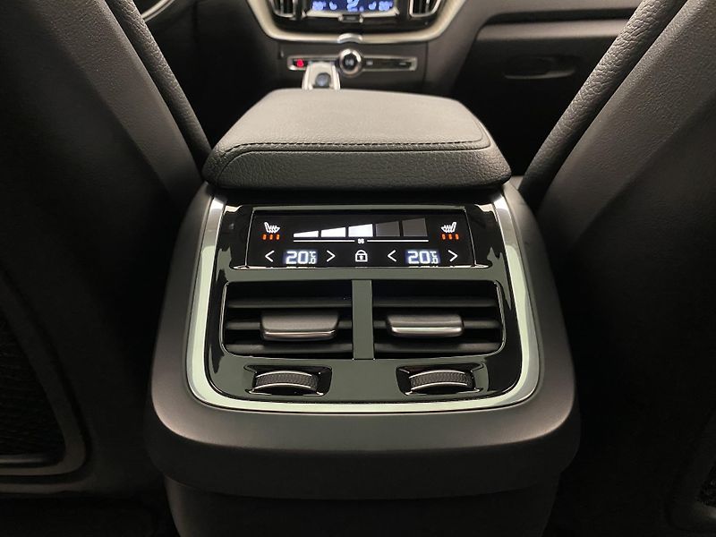 Volvo XC60 B4 AWD INSCRIPTION AUT  - fotka 33 z 50