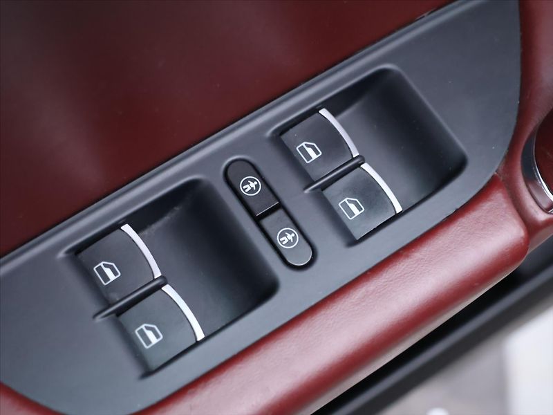Volkswagen Touareg 3,0 TDI 193kW CZ Masaj DPH - fotka 17 z 36
