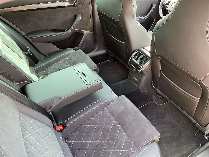 Škoda Superb (2022) Combi 2.0 TDI DSG Sportline - fotka 9 z 35