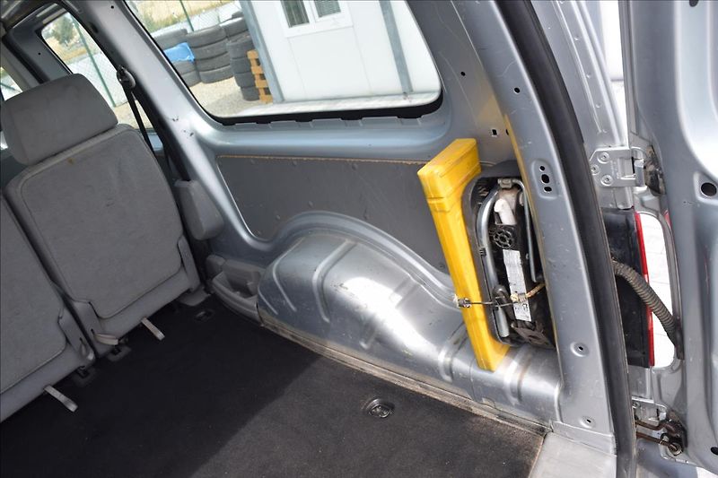Volkswagen Caddy 1,9 TDI 77KW BEZ DPF A KOROZE - fotka 28 z 41