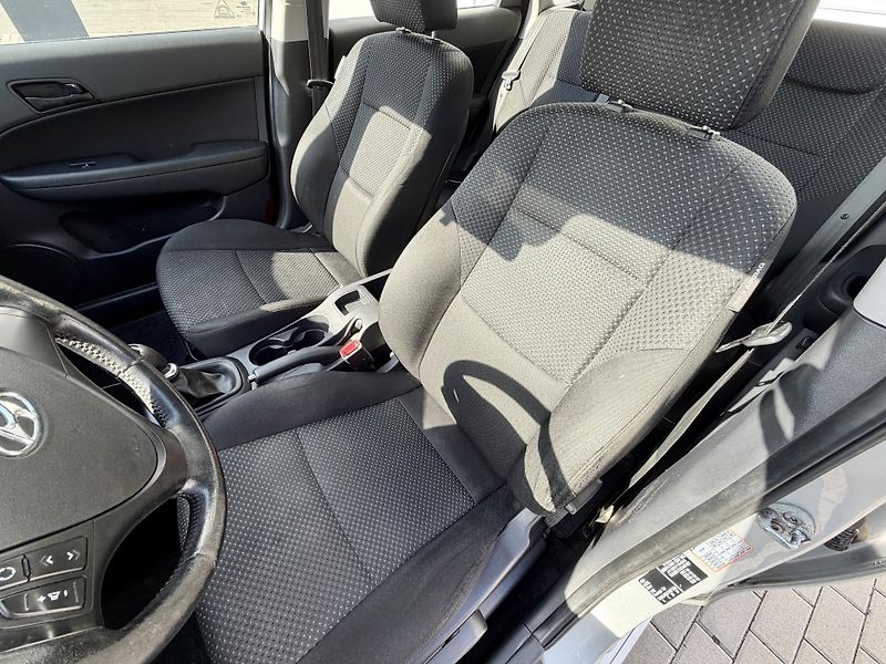 Hyundai i30 (2011) 1.6 CRDi AUTOMATICKÁ KLIMA - fotka 9 z 16