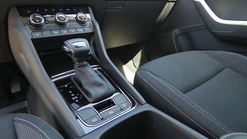 Škoda Karoq 1,5 TSI DSG Ambition - fotka 6 z 23