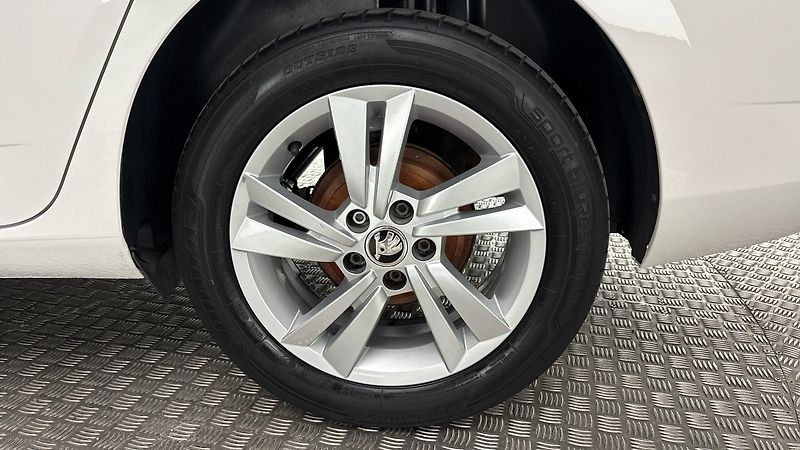 Škoda Fabia 1.0 TSI Ambition Combi - fotka 19 z 23