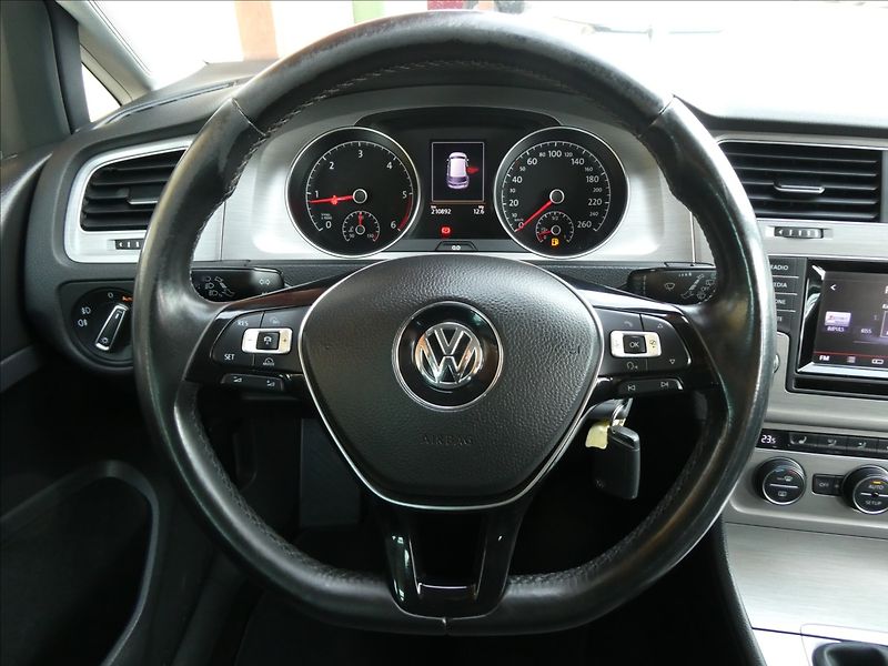 Volkswagen Golf 1,6 TDi 77kW serviska, xenony - fotka 30 z 50