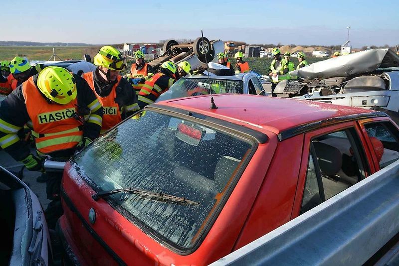 Cvičení, které mělo prověřit všechny složky Integrovaného záchranného systému při hromadné nehodě, se konalo ve středu dopoledne na nově postavené D1 u Přerova.