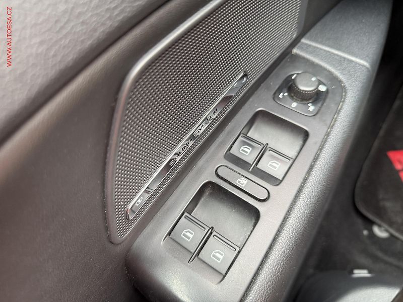 Škoda Superb (2012) 2.0 TDi, ČR, L&K, DSG, STK3 - fotka 11 z 20