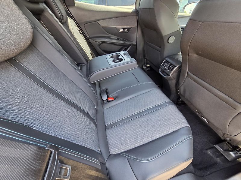 Peugeot 3008 (2023) 1.6 PHEV 165 ALLURE PACK EAT8 - fotka 11 z 32