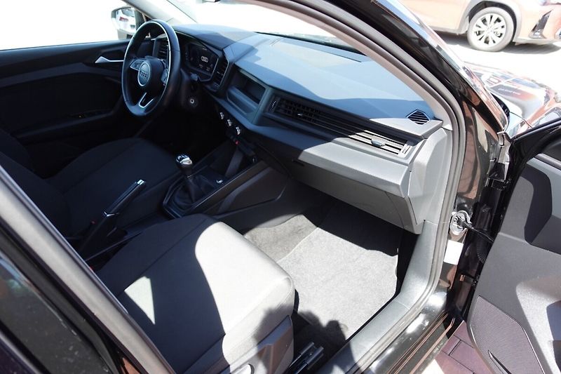 Audi A1 1,0TFSi 70kW S-line - fotka 10 z 25
