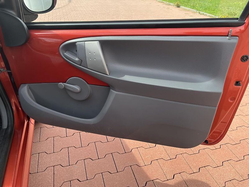 Peugeot 107 1.0 i 50 kW 1.Majitel - fotka 17 z 26