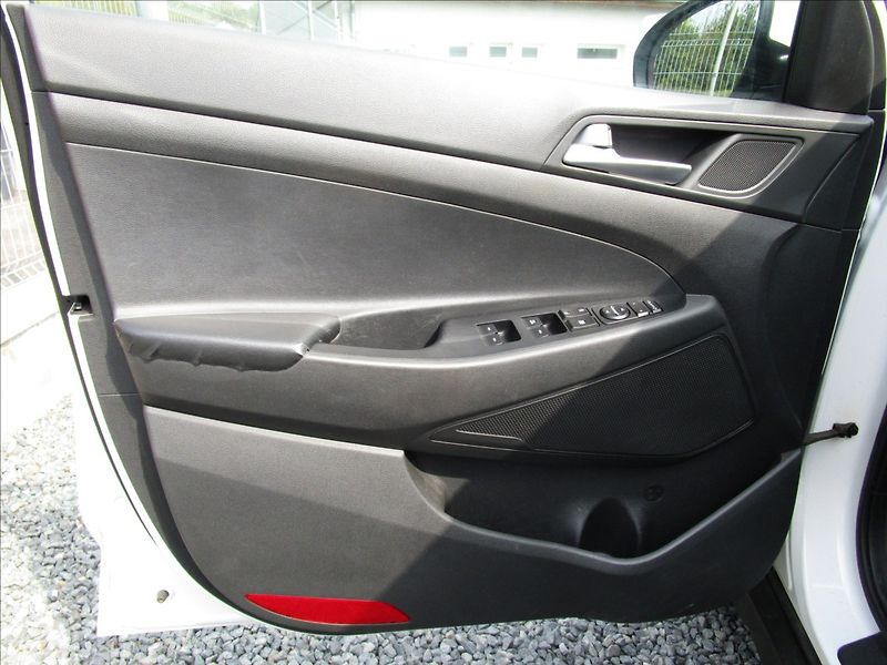 Hyundai Tucson 1.6T-GDi, aut. klima, 1. maj. - fotka 15 z 40