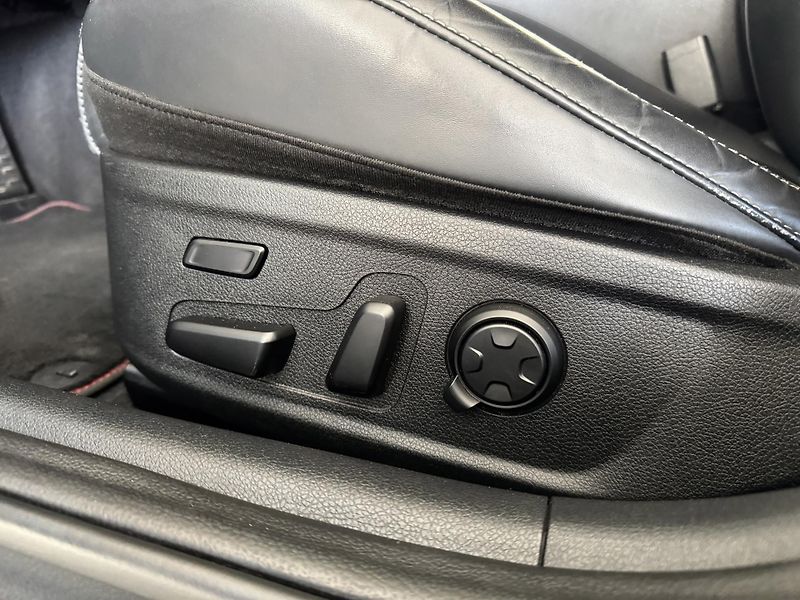 Kia Stinger 3,3TGDI V6*4WD*HUD*360kam*DPH - fotka 37 z 44
