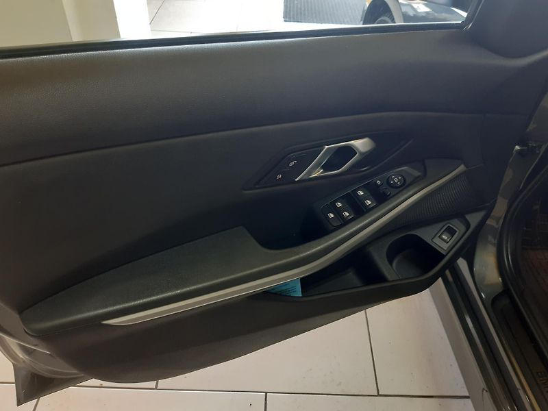 BMW Řada 3 318d BERLINE NAVI LED KAMERA - fotka 19 z 23