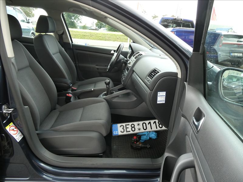 Volkswagen Golf 1,4 i16V serviska,ČR,2.majitel - fotka 24 z 49