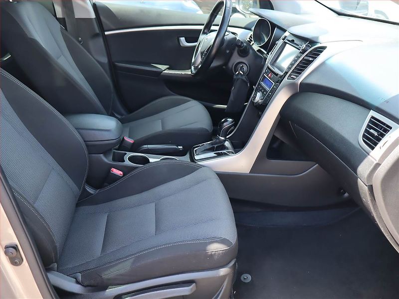 Hyundai i30 (2016) 1.6 CRDi, Automat, Navi - fotka 9 z 19