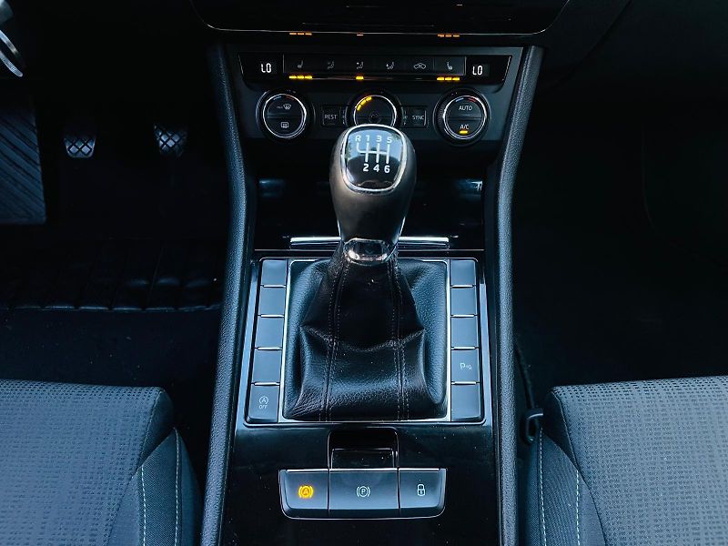 Škoda Superb 2.0TDI 1MAJITEL TAŽNÉ SERVISKA - fotka 37 z 44