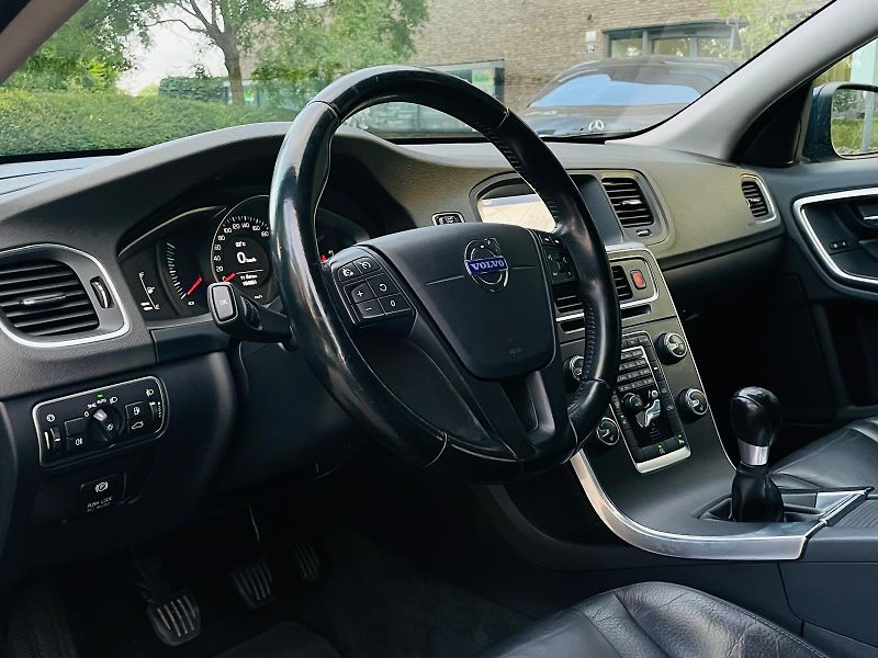 Volvo V60 2.0D3 5VÁLEC SERVISKA TAŽNÉ - fotka 28 z 45
