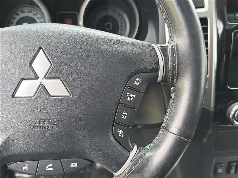 Mitsubishi Pajero 3,2 DI-D ČR SERVIS NT - fotka 25 z 30