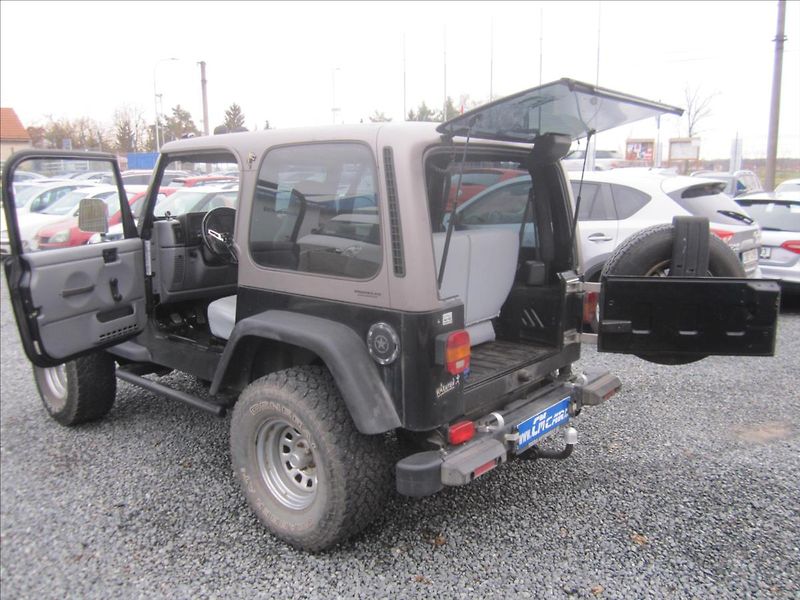 Jeep Wrangler 2.5i 4x4, Hardtop - fotka 28 z 38