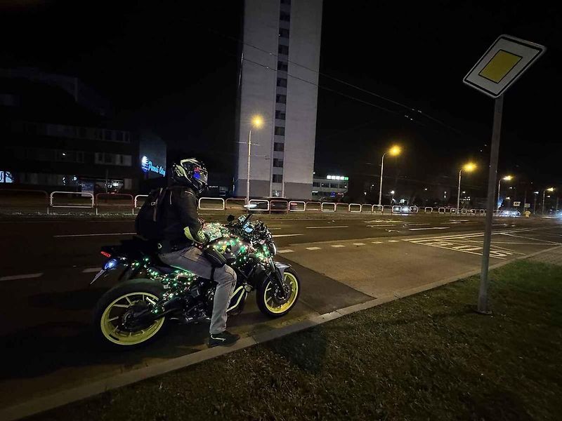 Ostravu v těchto dnech brázdí dvě luxusní auta a dvě sportovní motorky celé pokryté vánočními světýlky. Vidět je můžete zejména v centru města a u obchodních center.