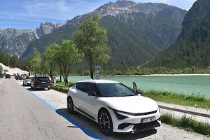 Prázdninové cesty do Itálie zpomalují kolony i v noci. Řidiči volí před cestou k moři různé strategie, jak neuvíznout a dostat se včas k vysněnému pobřeží.