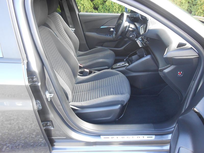 Peugeot 208 FULL LED, AUTOMAT,8 rychlostí - fotka 18 z 35