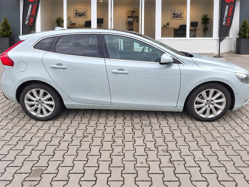 Volvo V40 (2012) 2.0D3 110kW AUT -1.MAJITEL - fotka 9 z 37