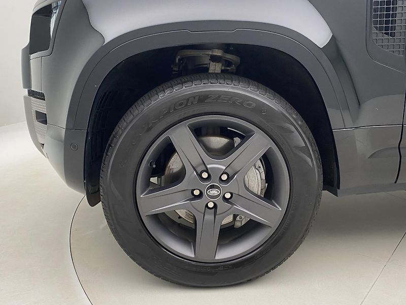 Land Rover Defender 110 D300 X-DYNAMIC SE AWD CZ - fotka 34 z 48