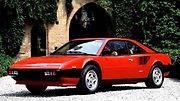 Ferrari Mondial. Ano, Mondial je možná nejméně respektovaným Ferrari a po stránce designu není kdovíjak překrásný, ale právě proto je dnes nejdostupnější ojetinou maranellské značky. Nejlevnější kusy seženete od přibližně 650 tisíc korun.