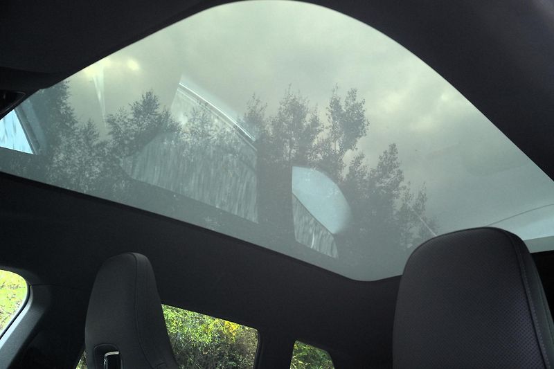 BMW iX 40, SoH 96,8%, SkyLounge,Tažné - fotka 29 z 37