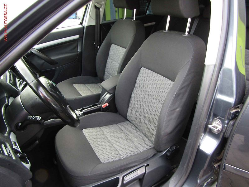 Škoda Octavia (2009) 1.6 TDi, Ambiente, xenon - fotka 9 z 17