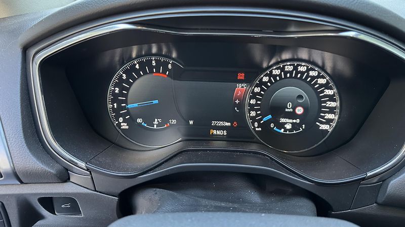 Ford Mondeo (2015) Vignale 2.0 TDCi 132kW PwShift - fotka 8 z 11