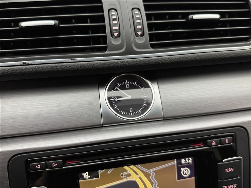 Volkswagen Passat 1,4 TSi NAVI SENZORY TAŽNÉ - fotka 15 z 36