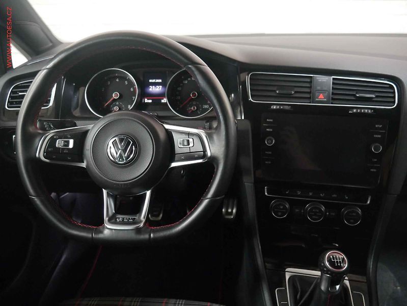 Volkswagen Golf (2017) 2.0 TSi, LED, park.čidla - fotka 13 z 20