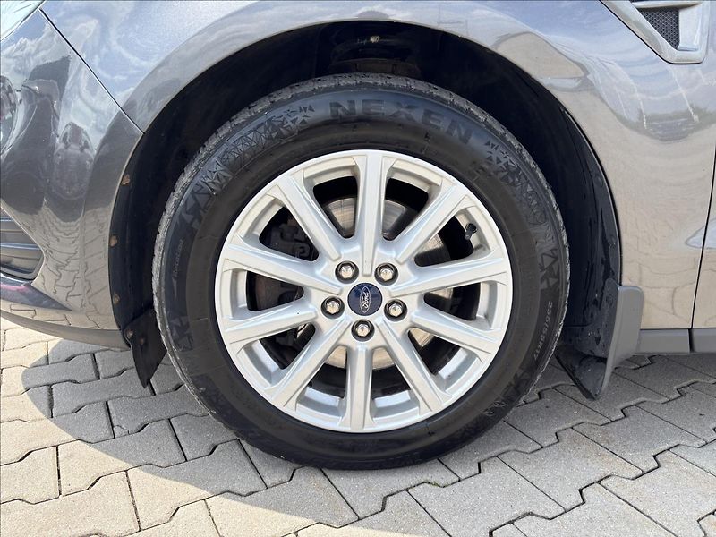 Ford S-MAX 2,0 EcoBlue 132kW Titanium 4X4 - fotka 9 z 39