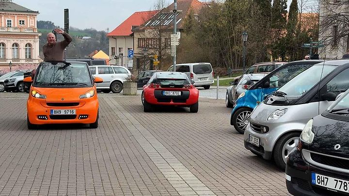 Malá auta, velká srdce. Smarťáci navštívili jarní Vlašim a adoptovali mývala