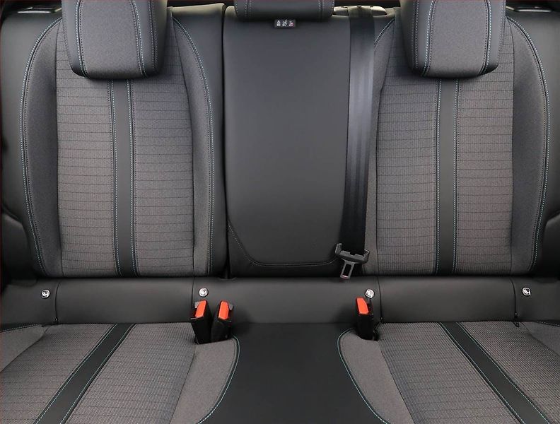 Peugeot 2008 (2022) Allure 1.2 PureTech, Automat - fotka 10 z 25