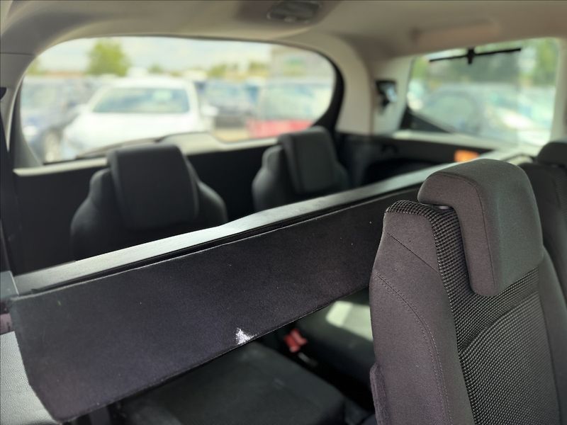 Peugeot 5008 1,6 HDI 7MÍST NAVI TAŽNÉ - fotka 25 z 27