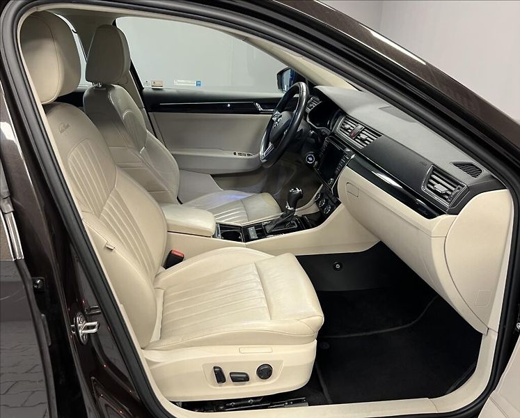 Škoda Superb 2,0 L&K DSG  COMBI - fotka 7 z 14