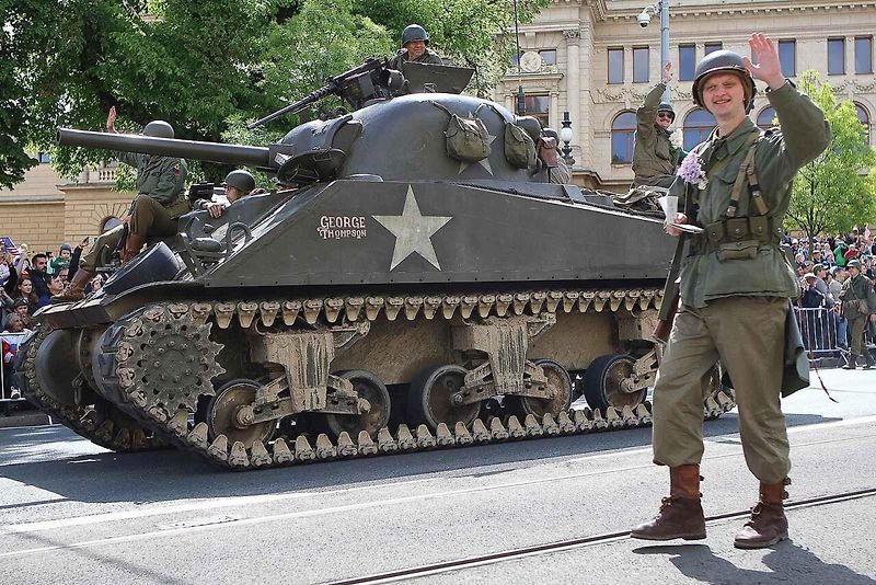 Plzní projel Konvoj svobody. Stovky kusů historické vojenské techniky v neděli projely z Bor do centra města. Ulice lemovaly tisíce diváků.